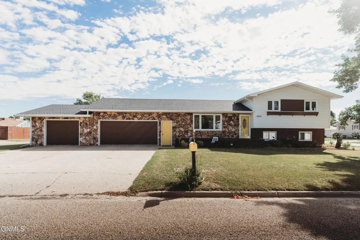 1610 8th Avenue Ne, Jamestown, ND 58401 - #1