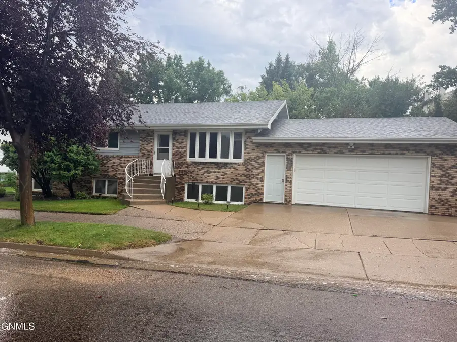 509 Lohstreter Road Nw, Mandan, ND 58554 - #2
