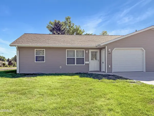214 9th Avenue S, Carrington, ND 58421
