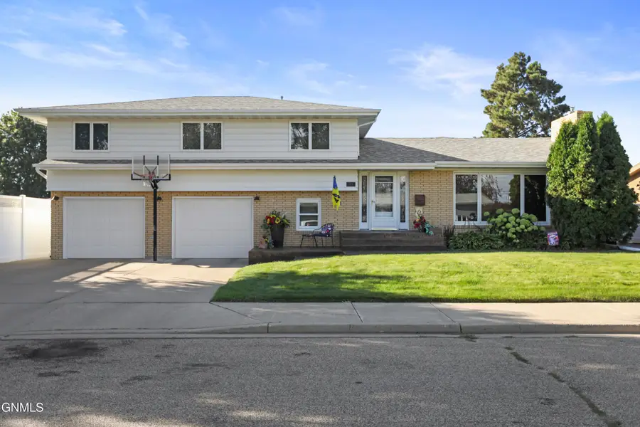 711 13th Street W, Williston, ND 58801 - #2