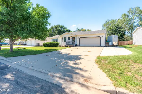 82 Weir Drive, Lincoln, ND 58504