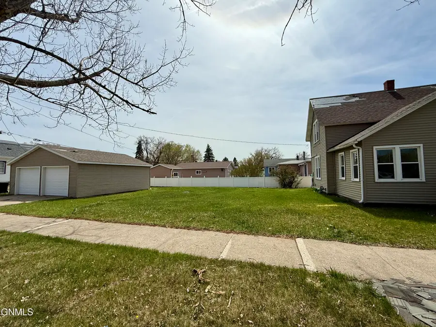 755 4th Street Sw, Valley City, ND 58072 - #2