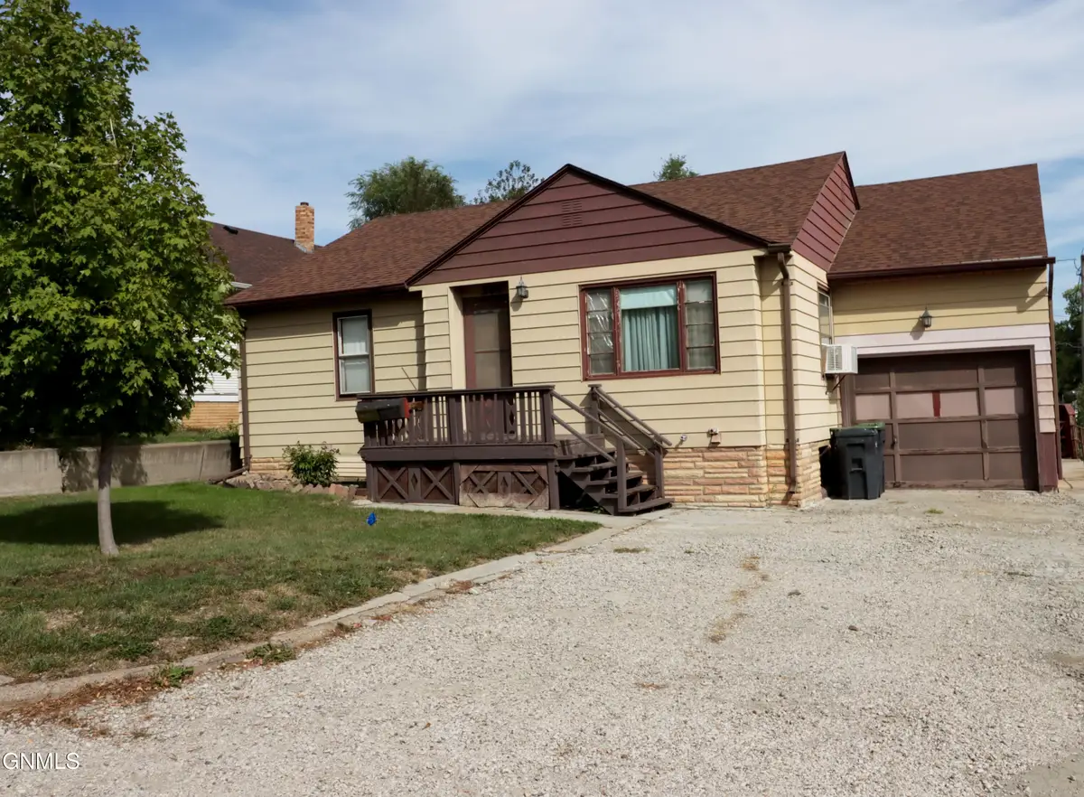 204 11th Avenue Nw, Mandan, ND 58554 - #1