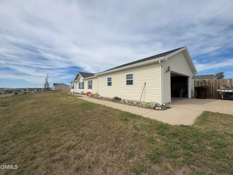12201 Mckenzie View Drive, Watford City, ND 58854 - #2