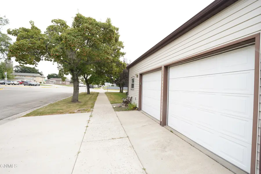 704 2nd Avenue Sw, Jamestown, ND 58401 - #3