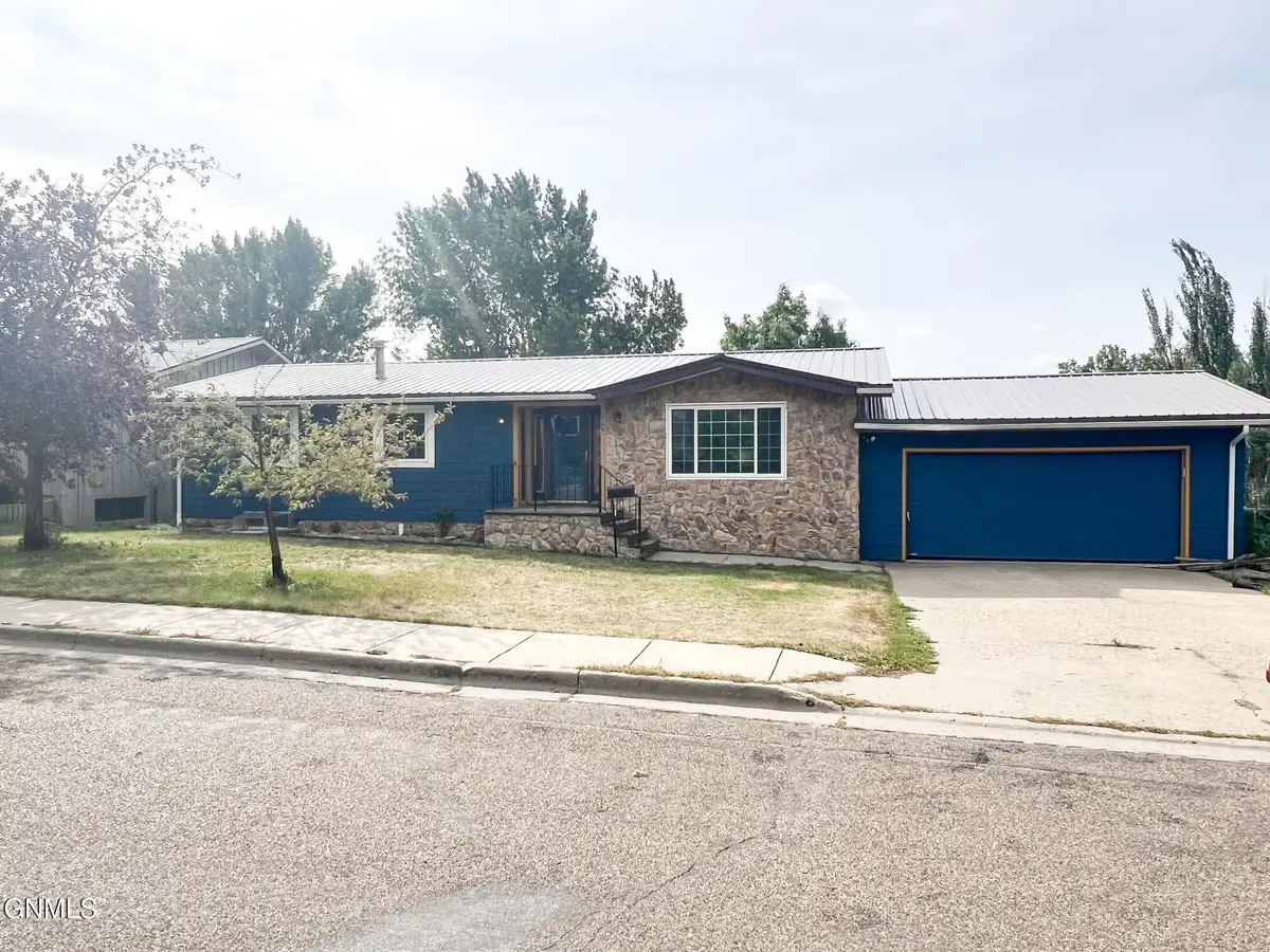 709 Park Avenue E, Watford City, ND 58854 - #1