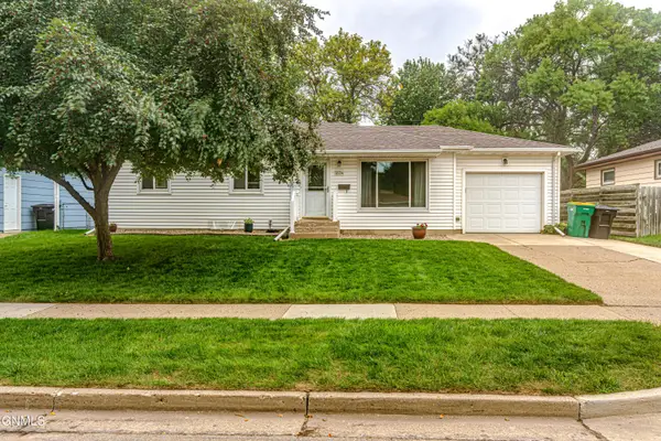 2034 Saint Benedict Drive, Bismarck, ND 58501