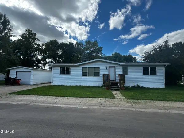 420 Piccadilly Circle, Bismarck, ND 58504