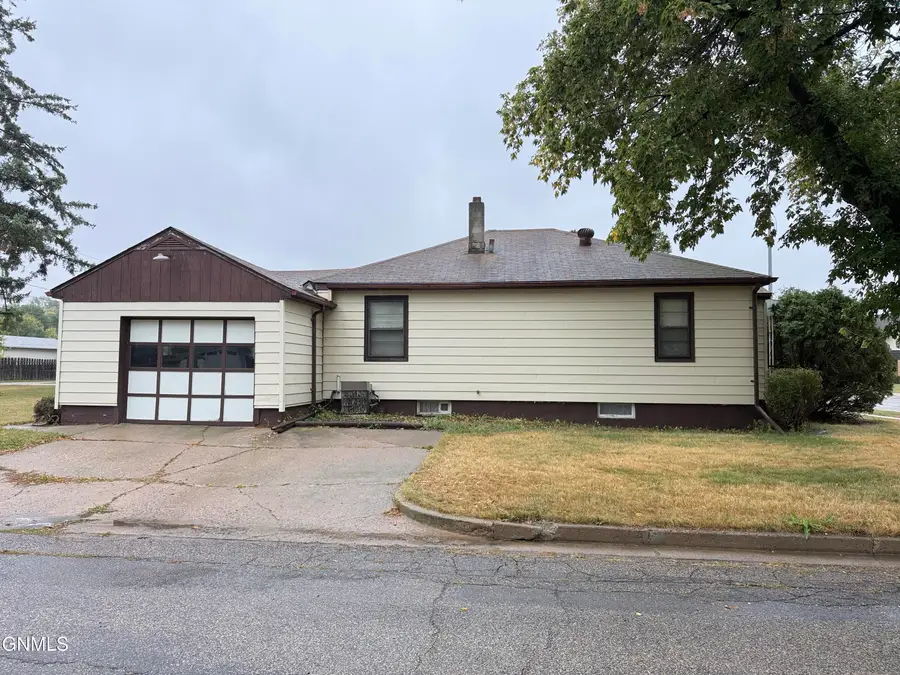 607 8th Avenue Sw, Valley City, ND 58072 - #3