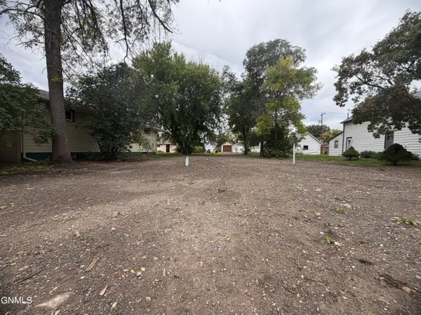 814 9th Avenue Se, Jamestown, ND 58401