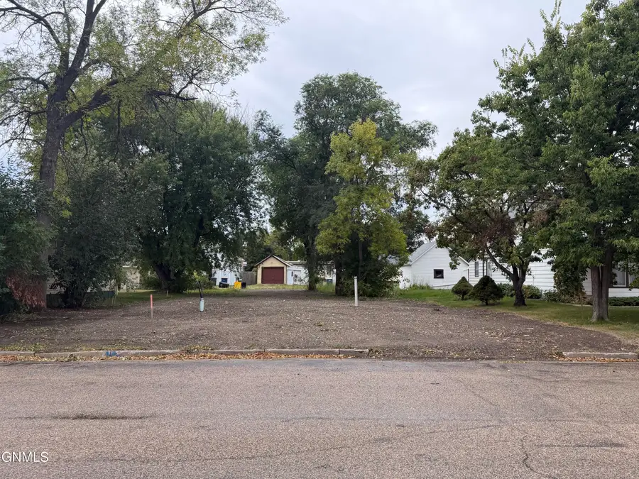 814 9th Avenue Se, Jamestown, ND 58401 - #2