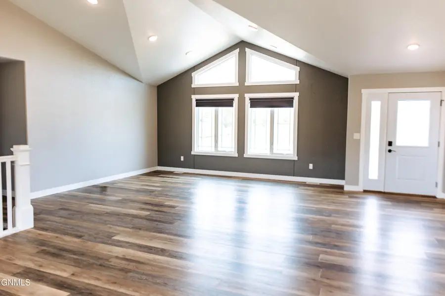 201 11th Avenue Nw, Watford City, ND 58854 - #2