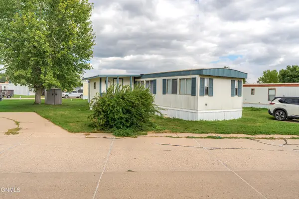 902 S Frontier Trail, Mandan, ND 58554