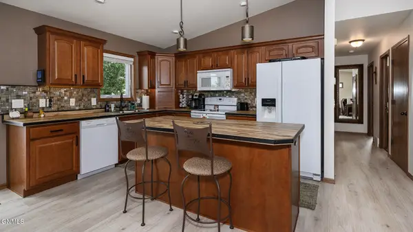 6420 Edgerly Lane, Lincoln, ND 58504