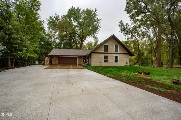 7649 Dogwood Drive, Bismarck, ND 58504