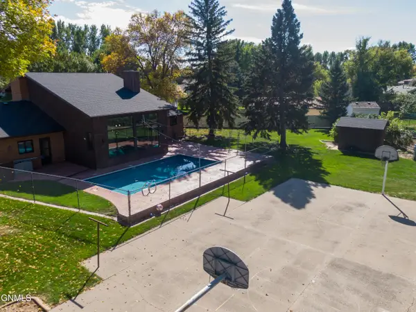 1524 Woodsman Place, Bismarck, ND 58504