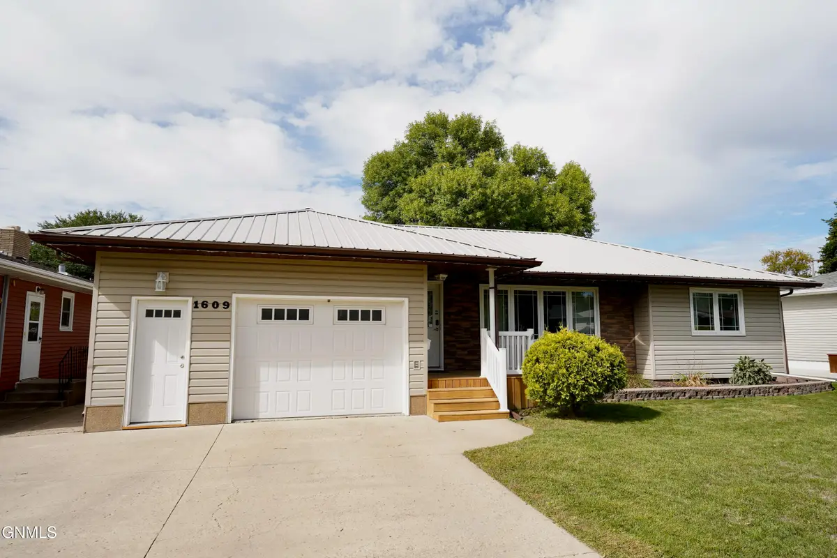 1609 5th Avenue Ne, Jamestown, ND 58401 - #1