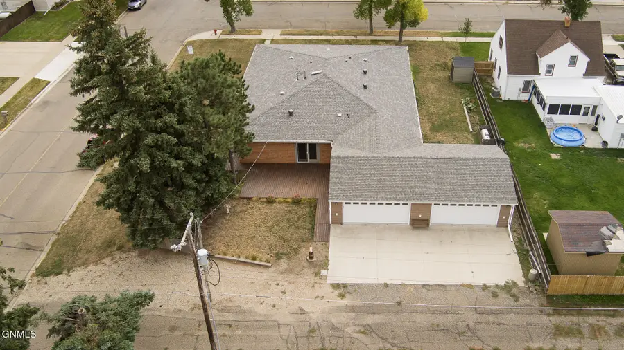 301 4th Avenue Ne, Hazen, ND 58545 - #2