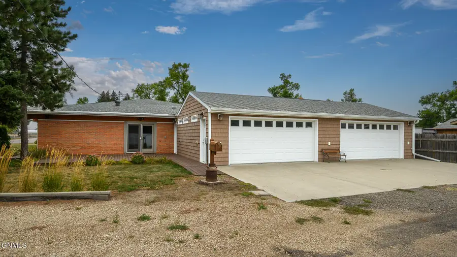 301 4th Avenue Ne, Hazen, ND 58545 - #3