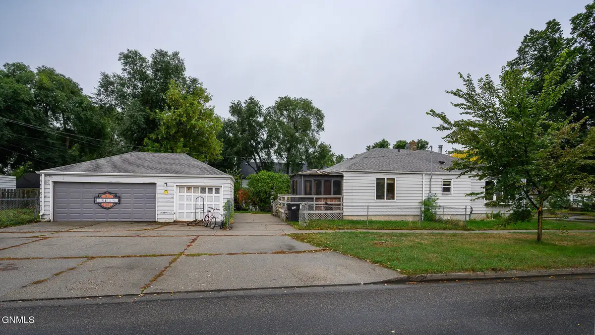 623 N 10th Street, Bismarck, ND 58501 - #1