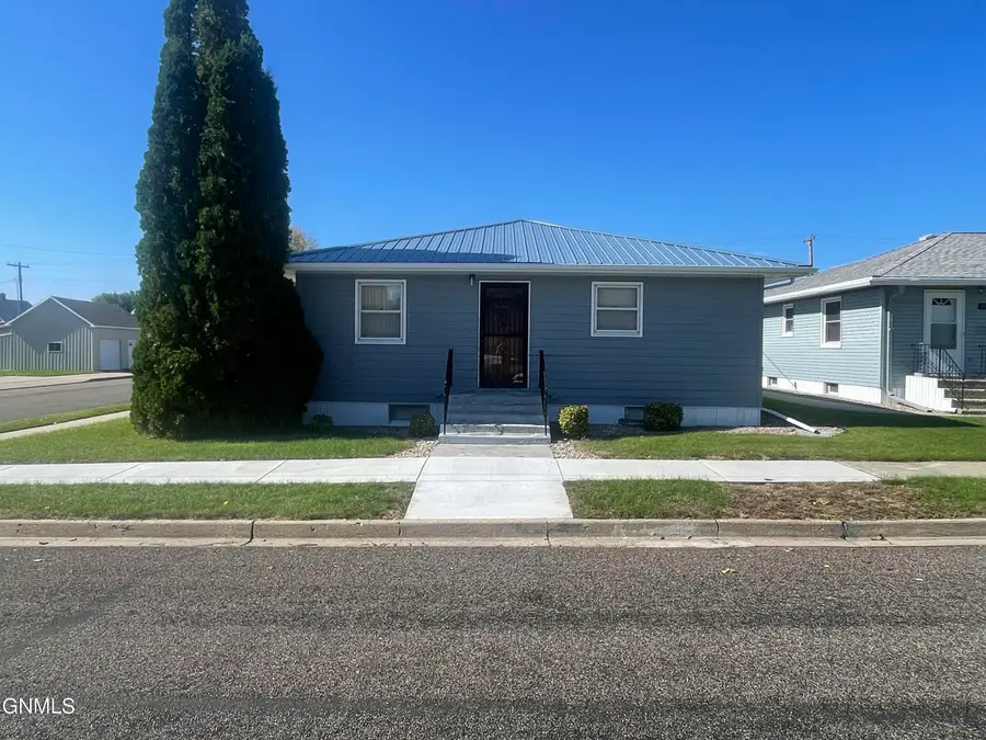 104 Oak Avenue E, Linton, ND 58552 - #2