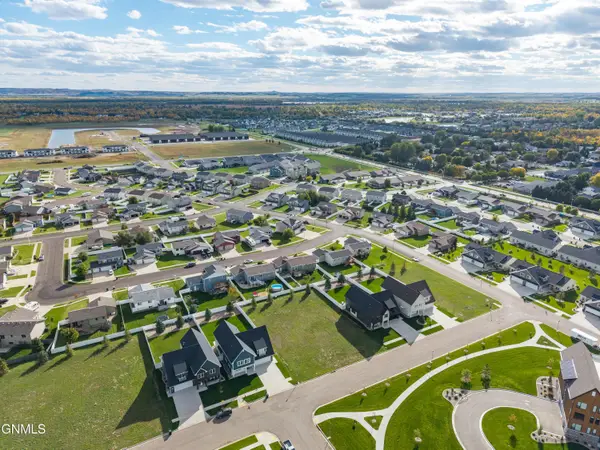 215 Lennox Drive, Bismarck, ND 58504