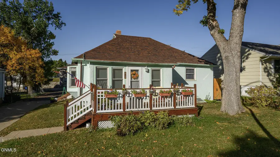809 6th Avenue Nw, Mandan, ND 58554 - #2
