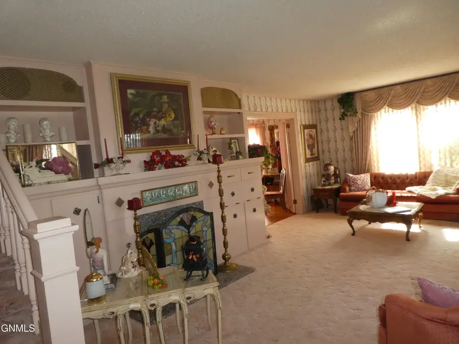 617 2nd Avenue Se, Jamestown, ND 58401 - #2