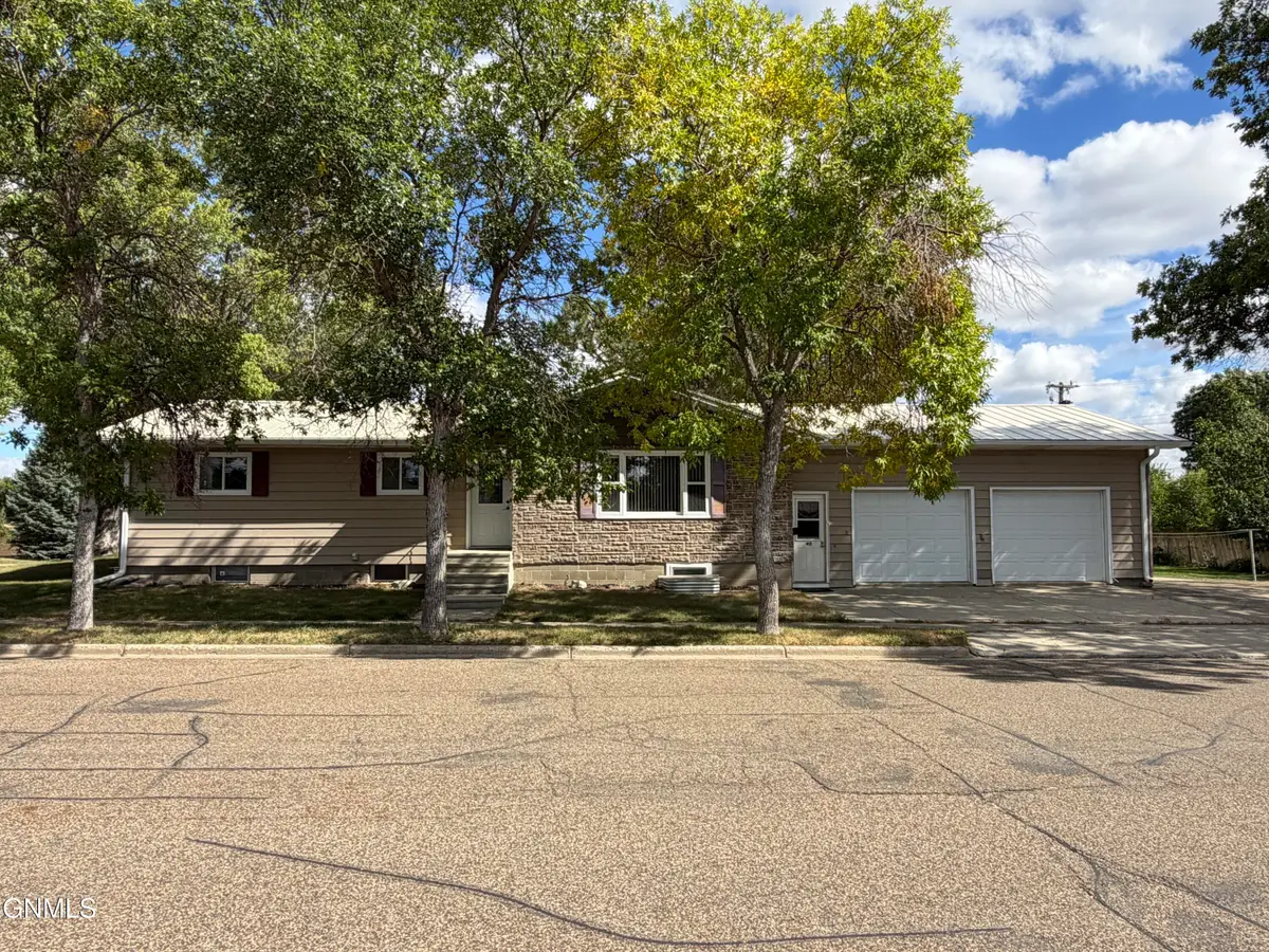 412 Central Avenue N, Beulah, ND 58523 - #1