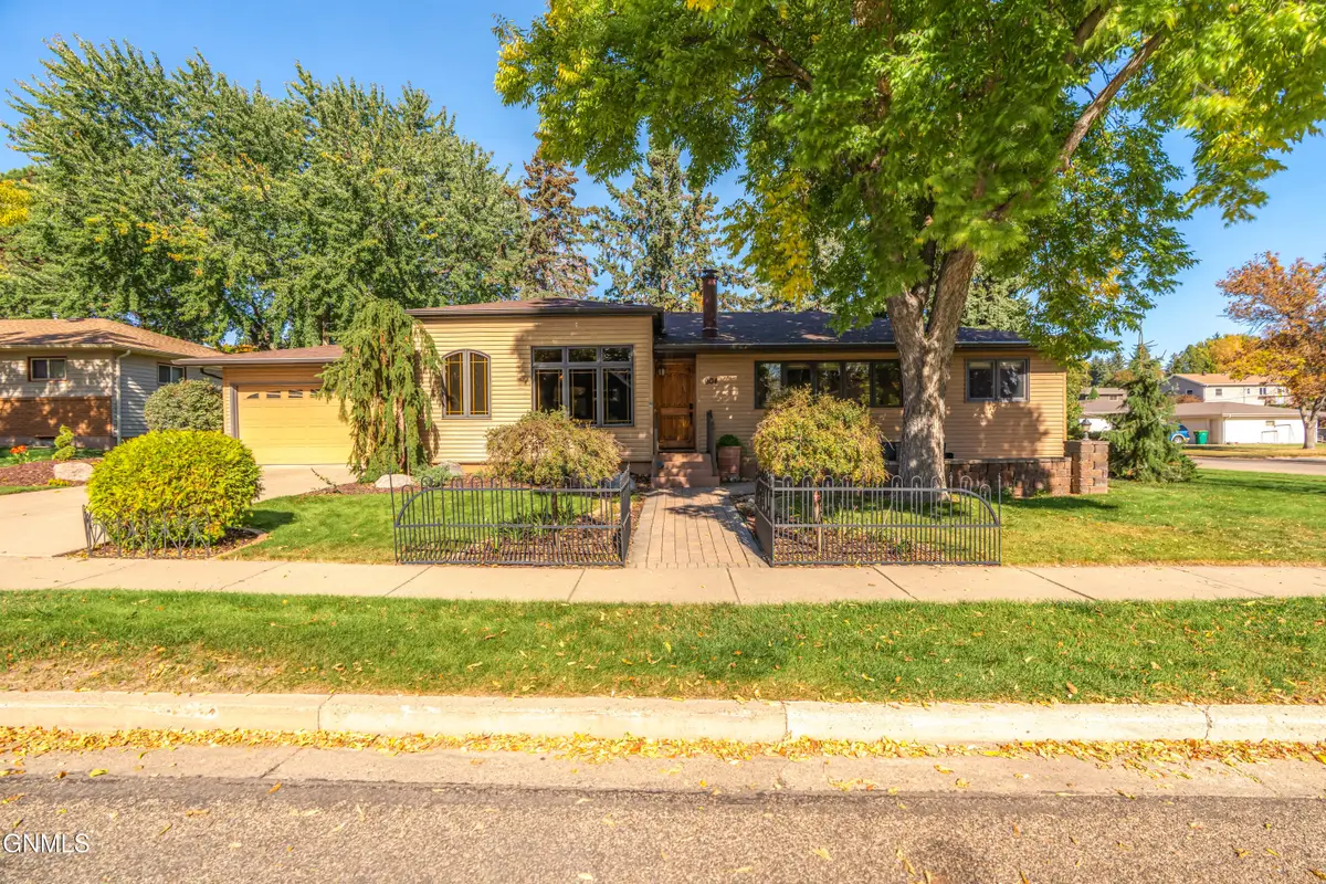 904 Owens Avenue W, Bismarck, ND 58501 - #1