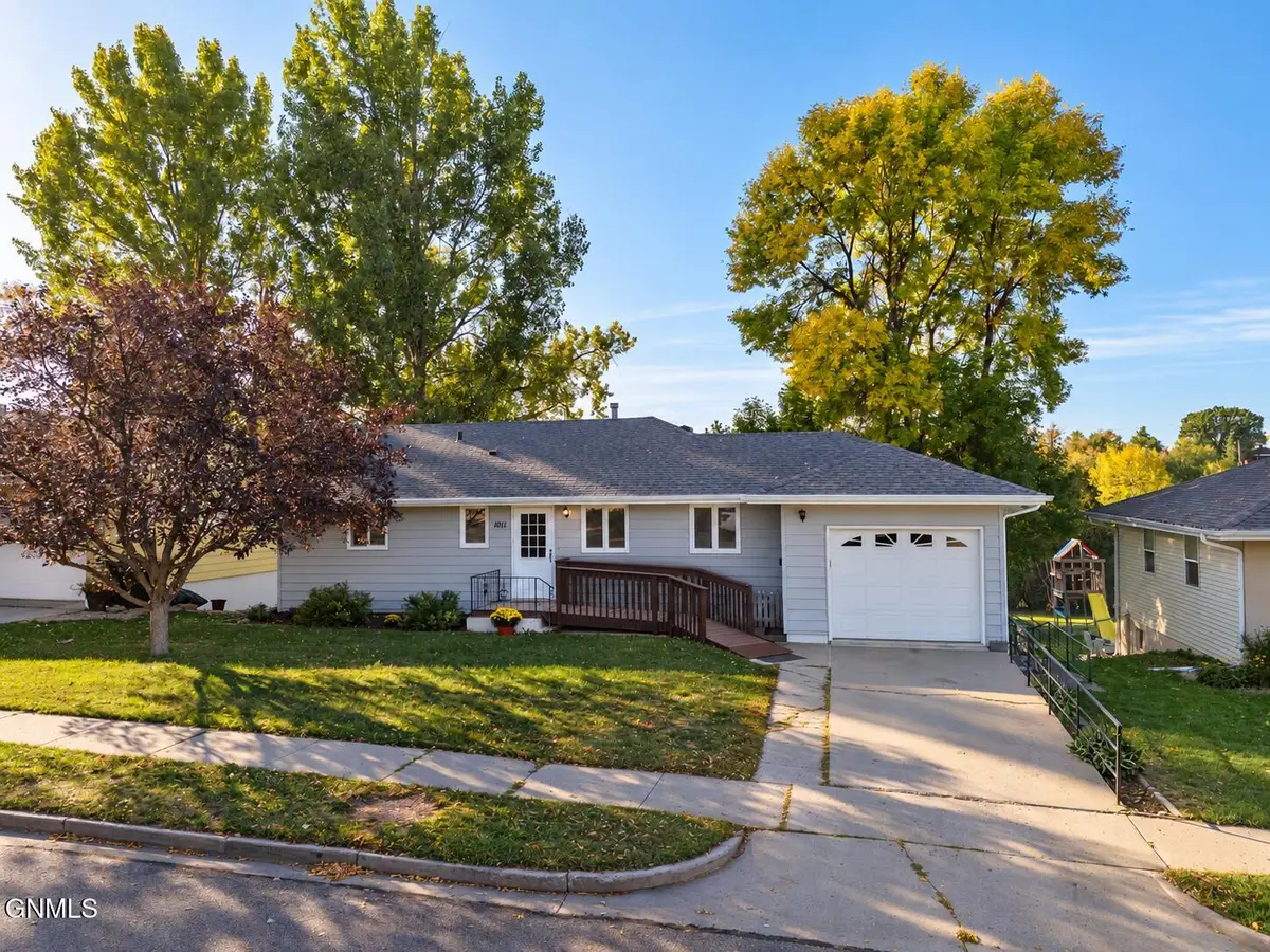 1011 B Avenue W, Bismarck, ND 58501 - #1