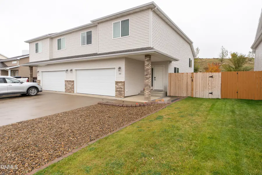 212 8th Street Nw, Watford City, ND 58854 - #2