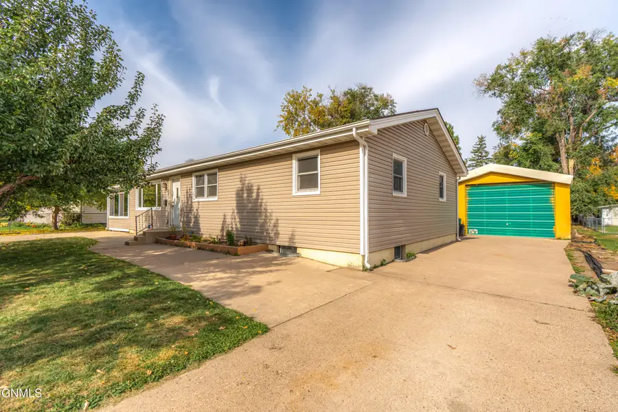 1016 W Sweet Avenue W, Bismarck, ND 58504 - #2