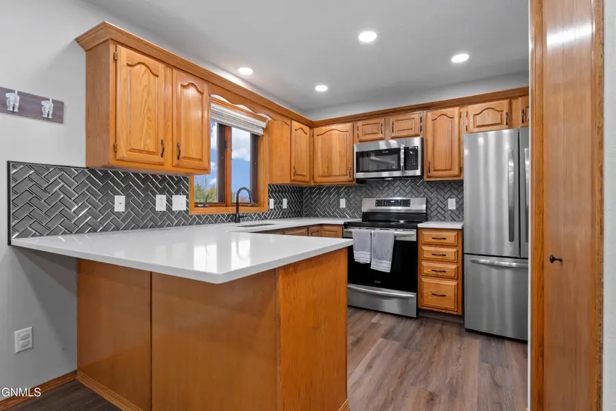 1805 12th Avenue Se, Mandan, ND 58554 - #2