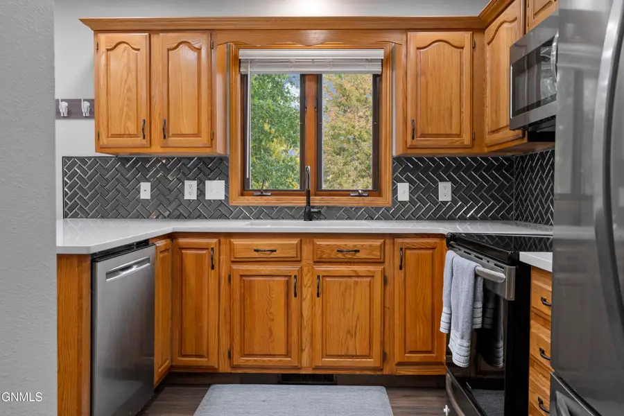 1805 12th Avenue Se, Mandan, ND 58554 - #3