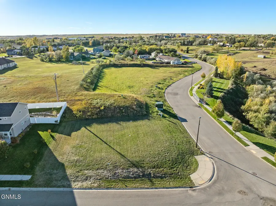 6923 University Avenue N, Williston, ND 58801 - #2