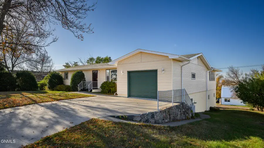 817 5th Avenue Nw, Washburn, ND 58577 - #2