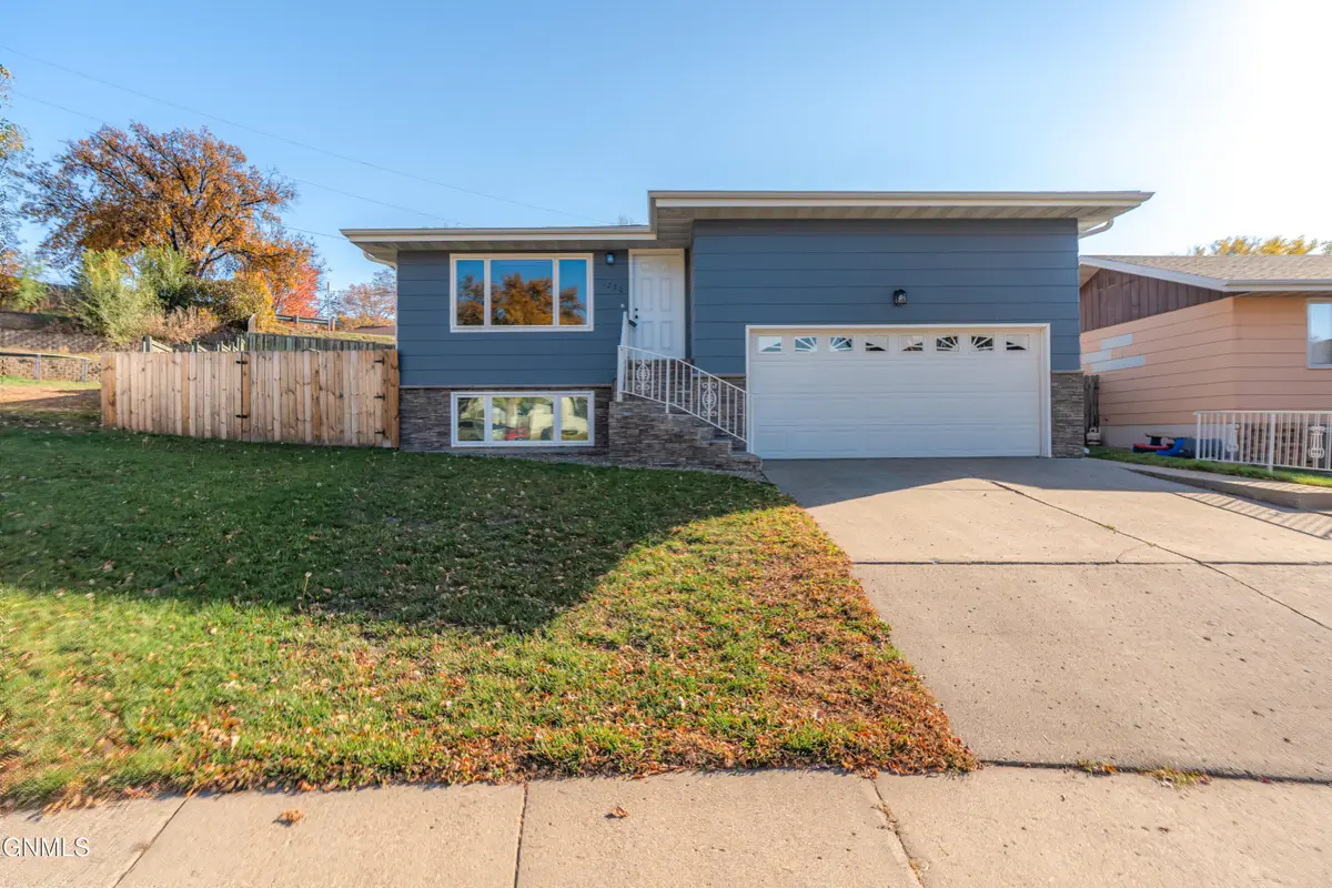 1230 Michigan Avenue, Bismarck, ND 58504 - #1
