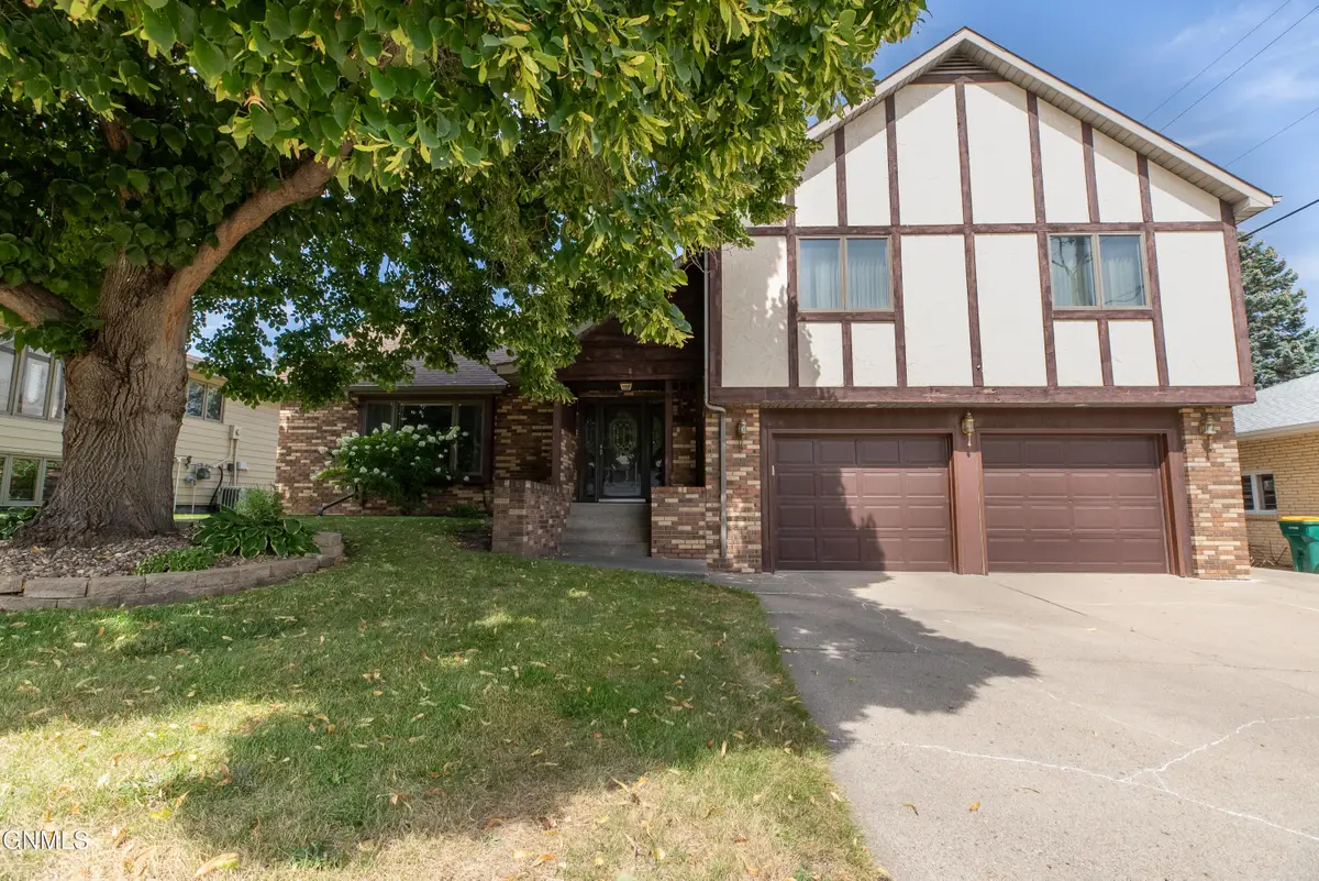 922 Capitol Avenue W, Bismarck, ND 58501 - #1