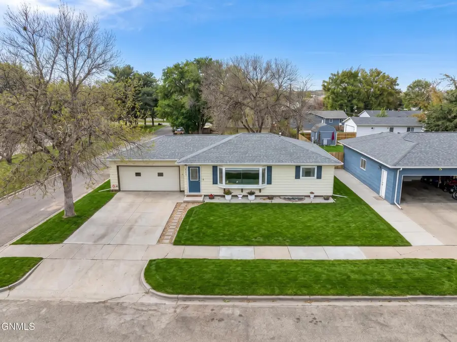 901 16th Avenue W, Williston, ND 58801 - #3