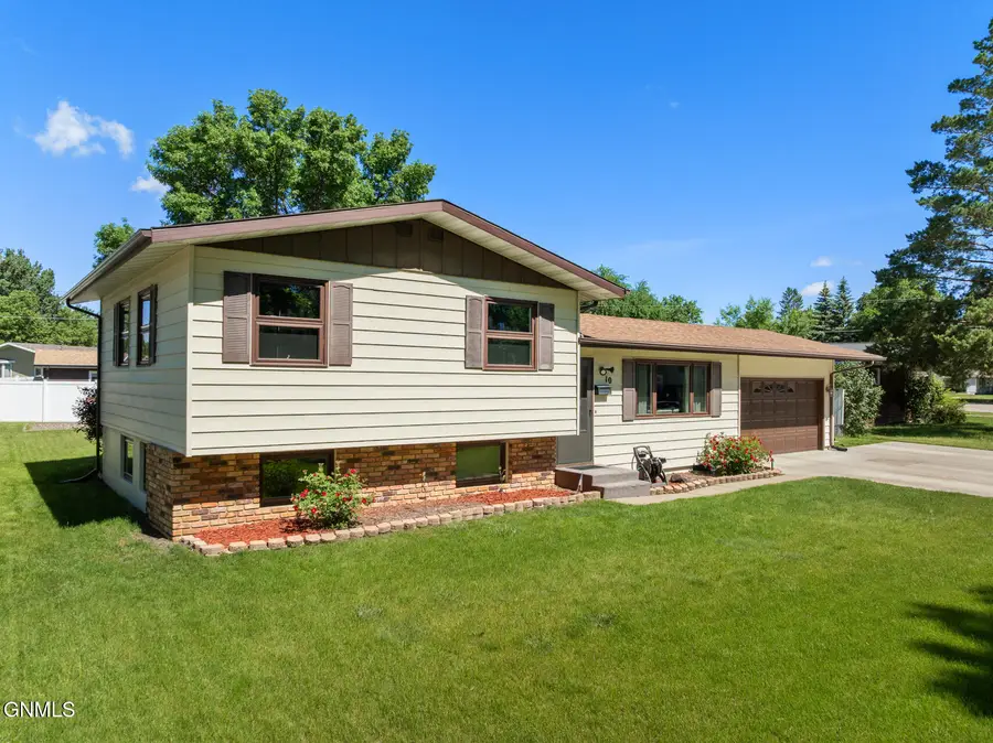10 22nd Street Sw, Minot, ND 58701 - #2