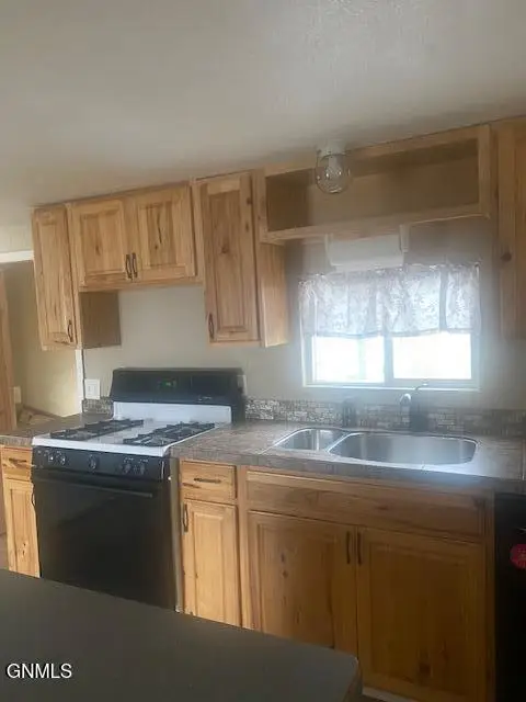 1200 25th Avenue E #17, Dickinson, ND 58601 - #3