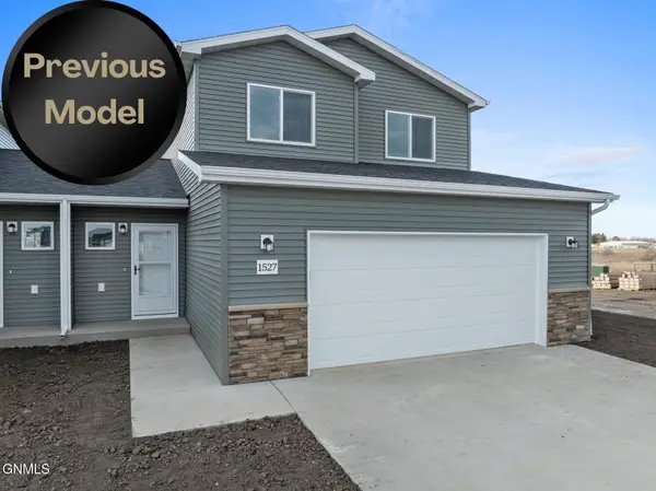 1558 47th Loop Se, Minot, ND 58701