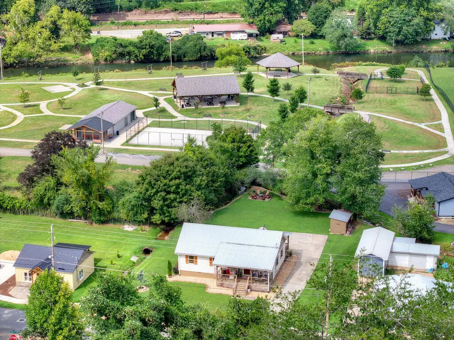 285 E Tennessee Avenue, McCaysville, GA 30555 - #2