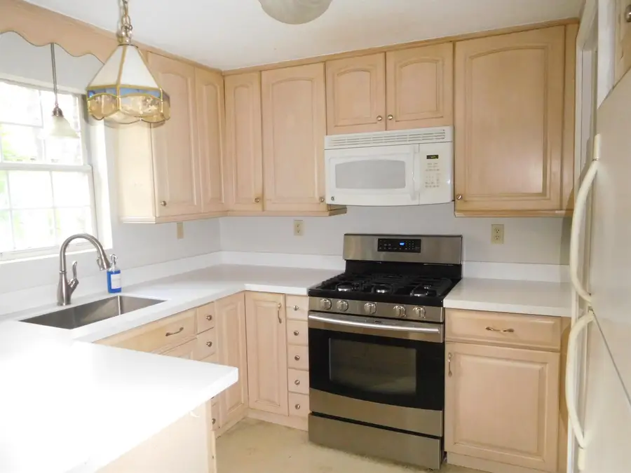 169 Fieldstone Drive, Londonderry, NH 03053 - Image #2