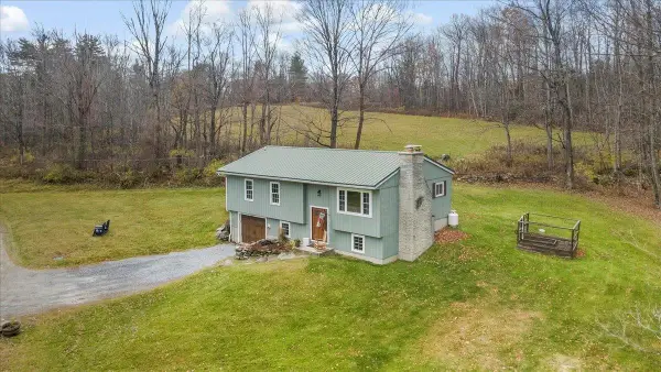 851 Middle Pownal Road, Pownal, VT 05261