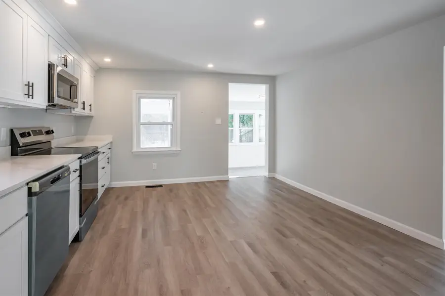 437 Chester Road, Auburn, NH 03032 - Image #3