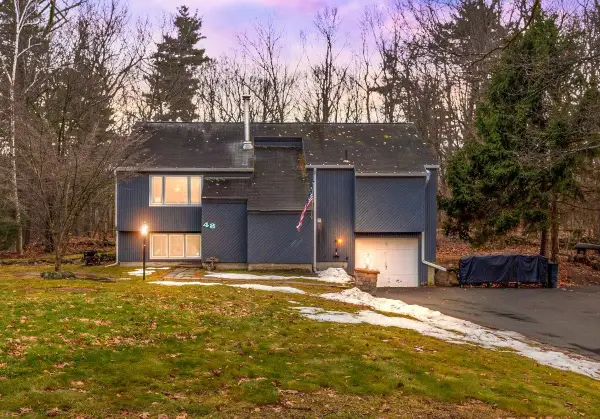 48 Redfield Circle, Derry, NH 03038