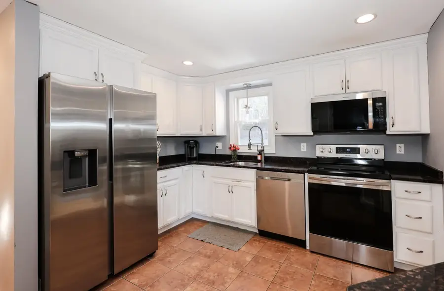 4 Ash Street, Londonderry, NH 03053 - Image #2