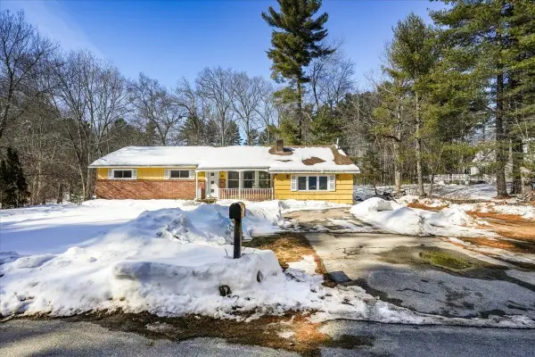 6 Hemlock Drive, Pelham, NH 03076